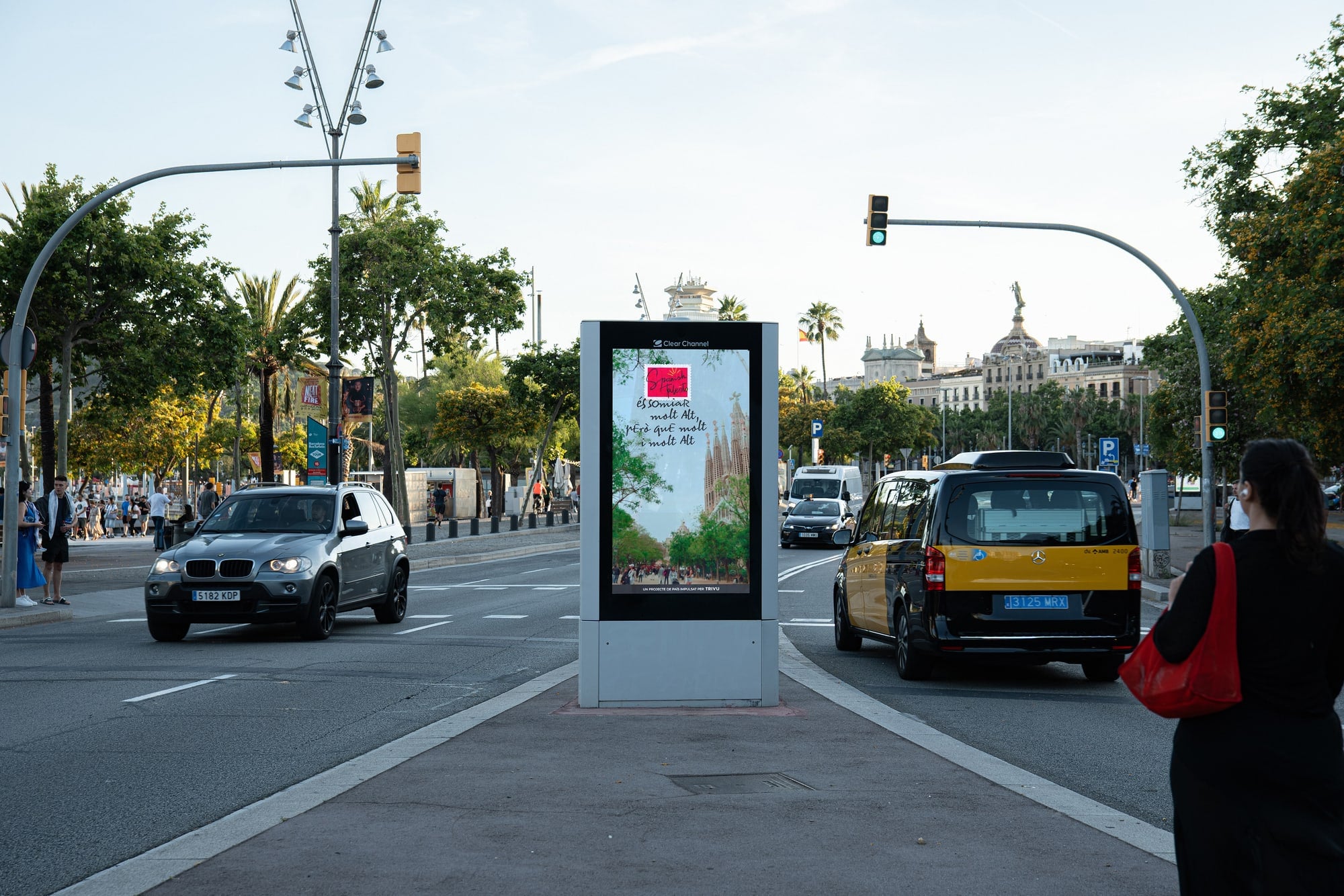 Soporte digital de Clear Channel con la creatividad de Spanish Taleñto junto al puerto de Barcelona