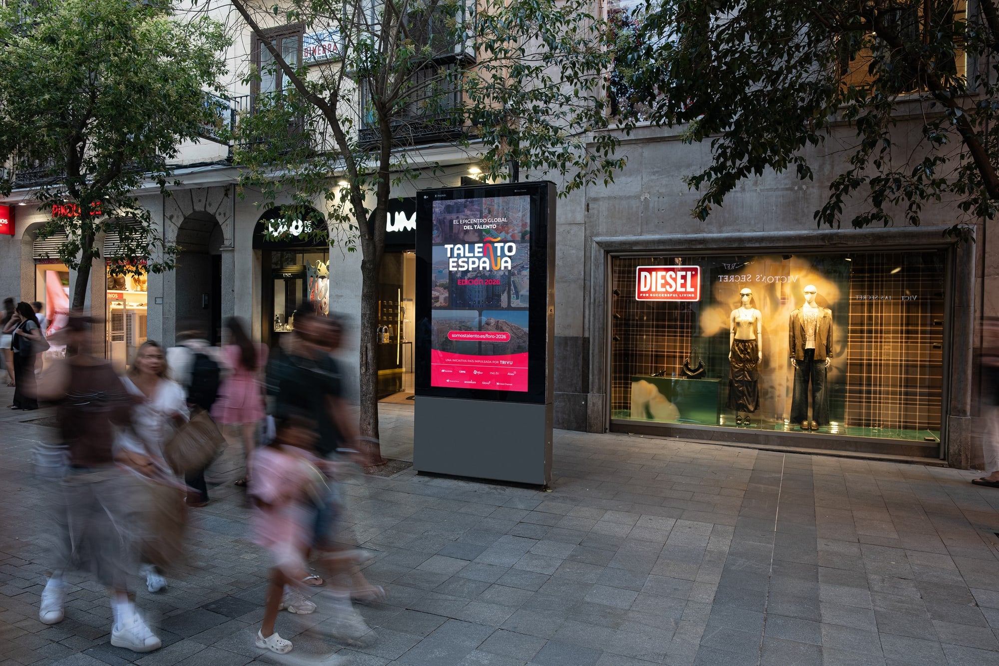 MUPI digital de TALEÑTO España edición 2026 en una calle peatonal de Madrid
