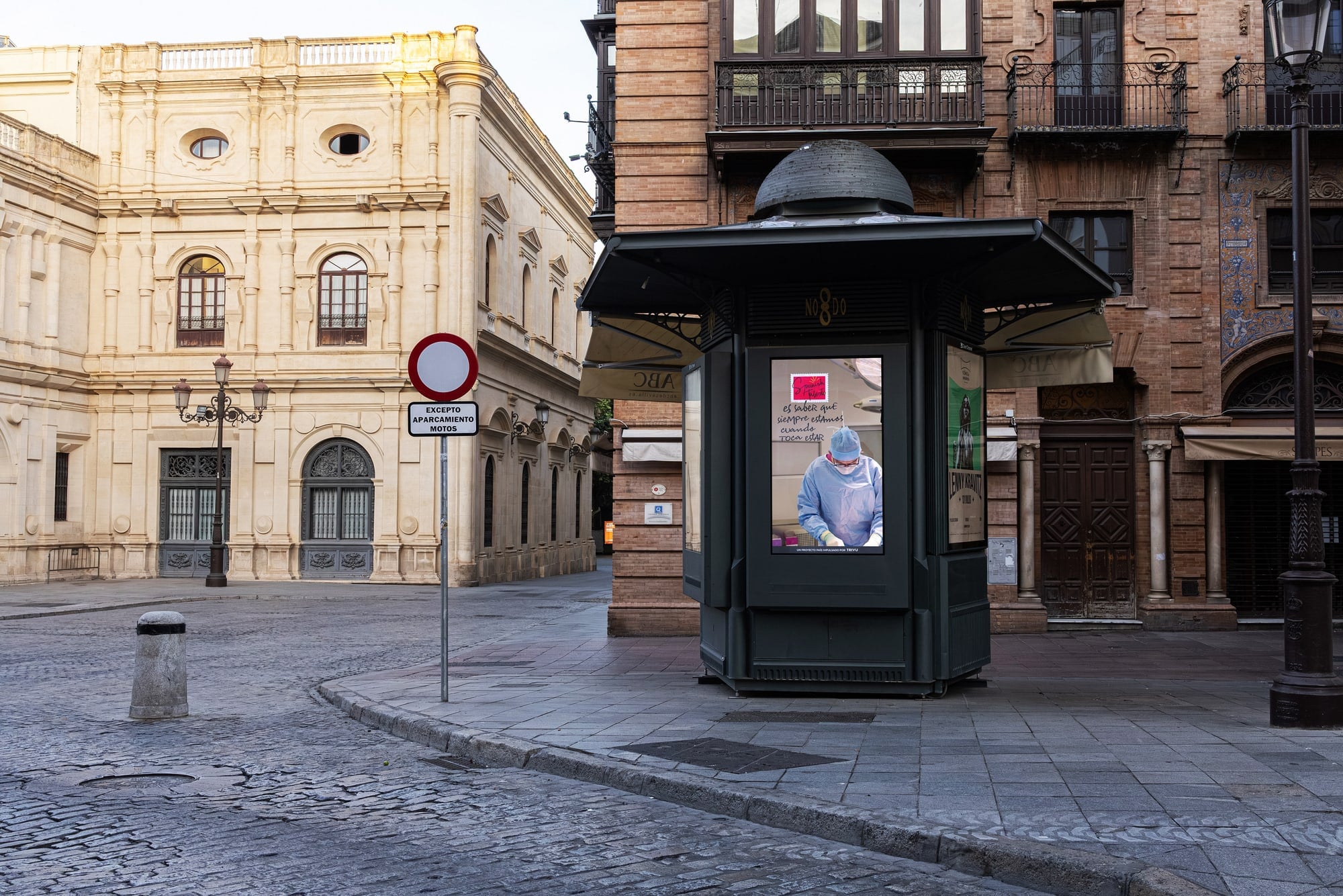 Kiosco digital con la creatividad de Spanish Taleñto en el centro de Sevilla