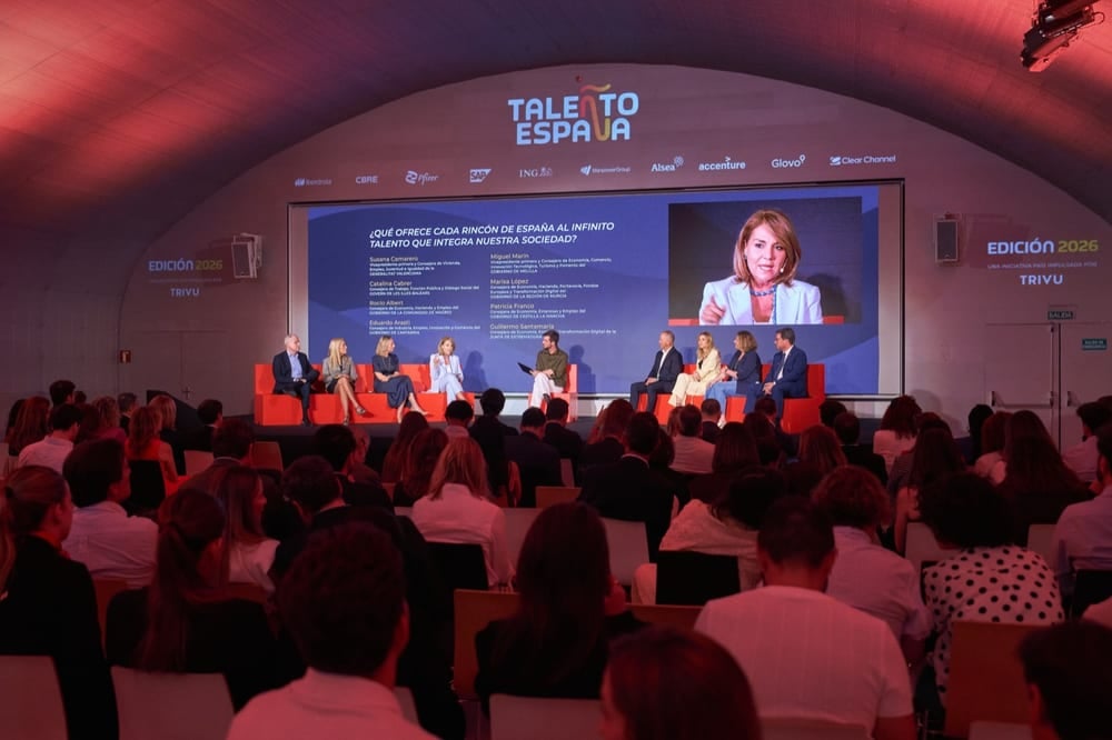Edición 2026 de TALEÑTO España — panel sobre el escenario bajo la bóveda de Casa del Lector