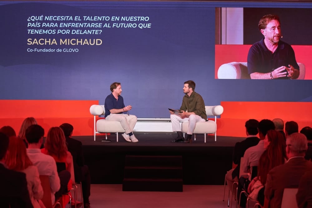 Edición 2026 de TALEÑTO España — Sacha Michaud, cofundador de Glovo, conversando en el escenario
