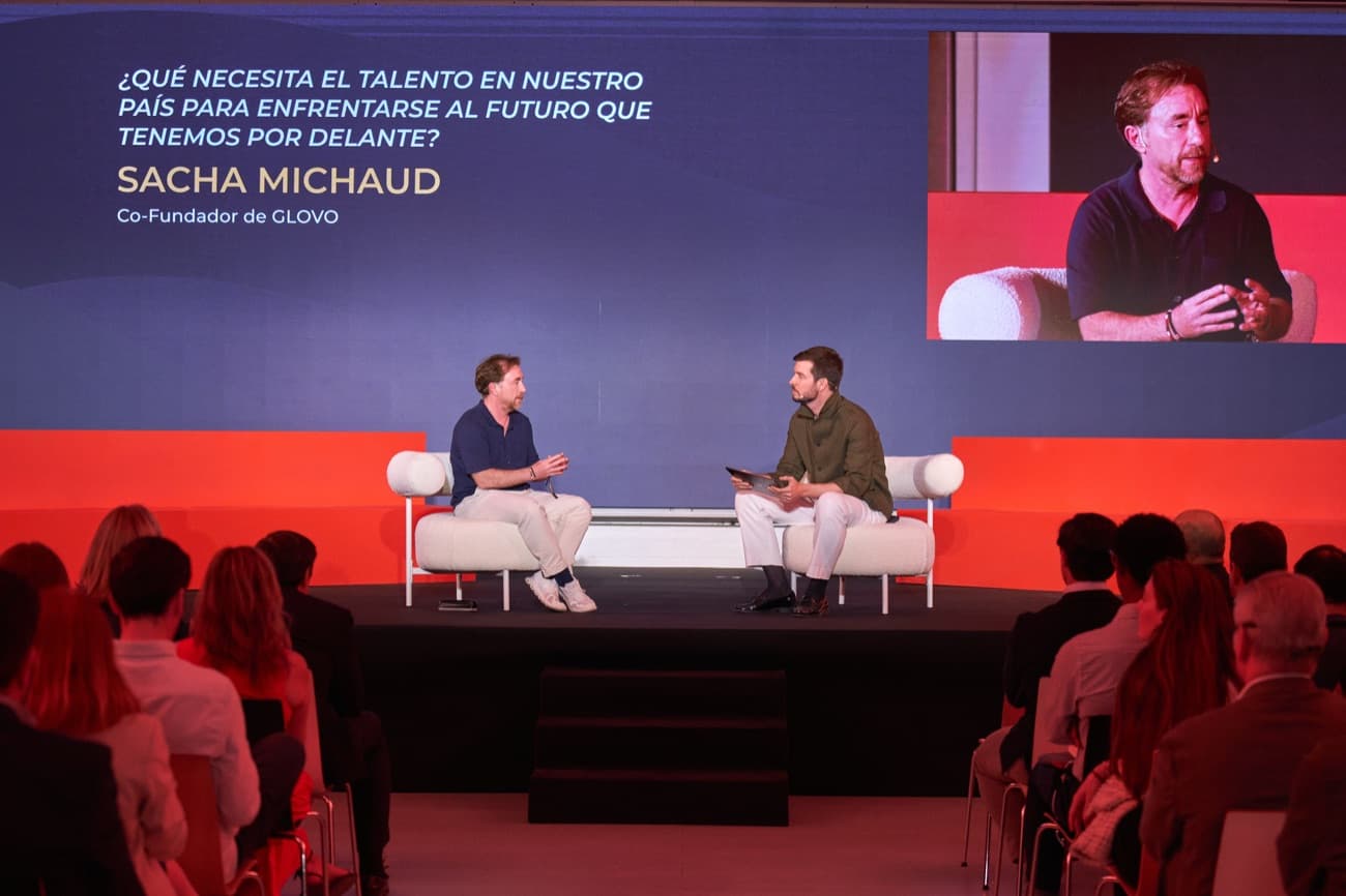Edición 2026 de TALEÑTO ESPAÑA — Sacha Michaud, cofundador de Glovo, conversando en el escenario