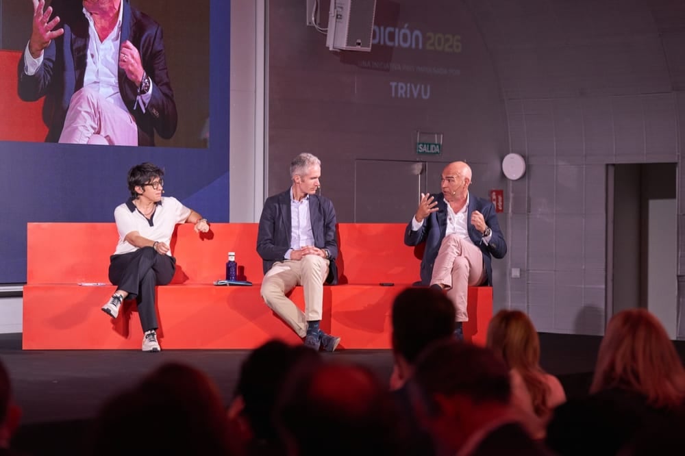 Edición 2026 de TALEÑTO España — tres referentes debaten con la pantalla de apoyo