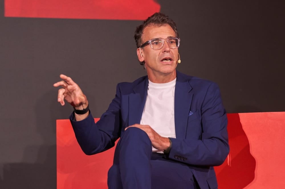 Edición 2026 de TALEÑTO España — intervención gesticulando en el sofá rojo
