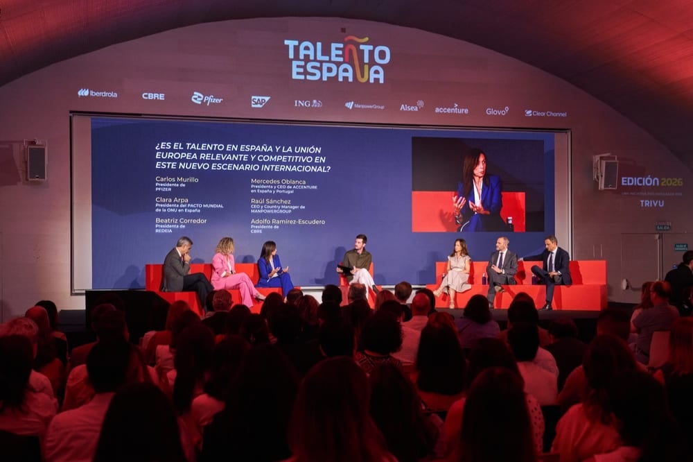 Edición 2026 de TALEÑTO España — plano general de un panel con la sala llena