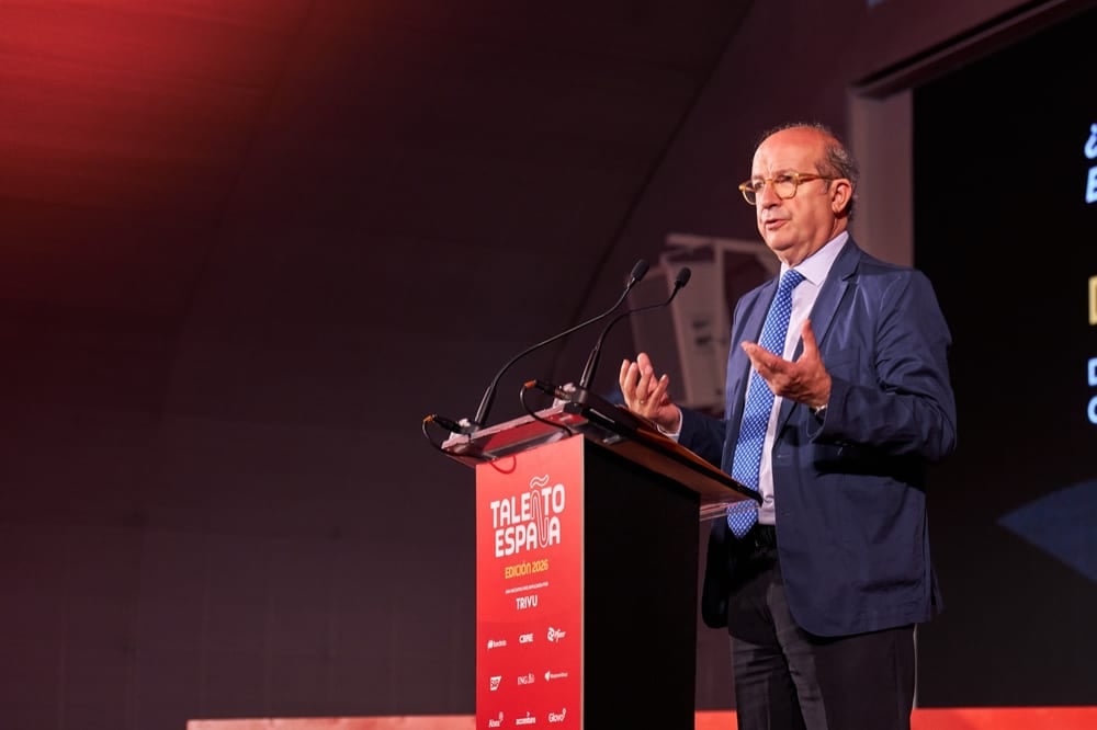 Edición 2026 de TALEÑTO España — intervención desde el atril ante la sala