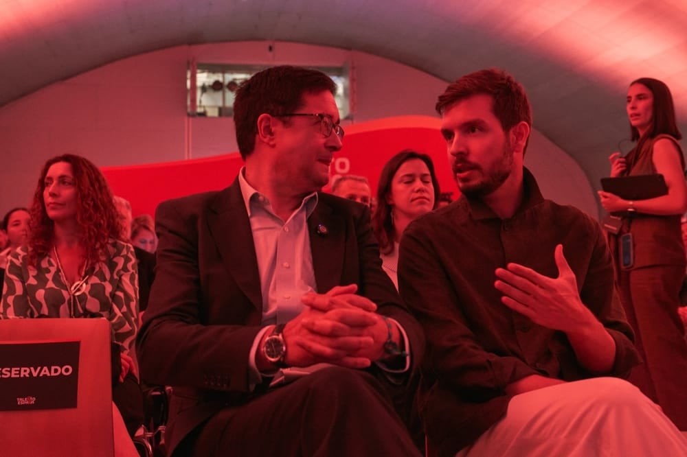 Edición 2026 de TALEÑTO España — conversación entre asistentes en primera fila