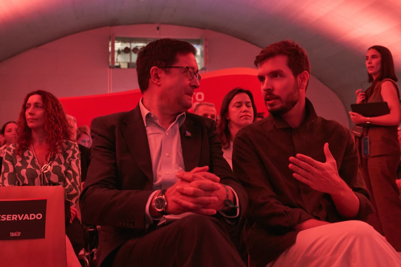 Edición 2026 de TALEÑTO ESPAÑA — conversación entre asistentes en primera fila