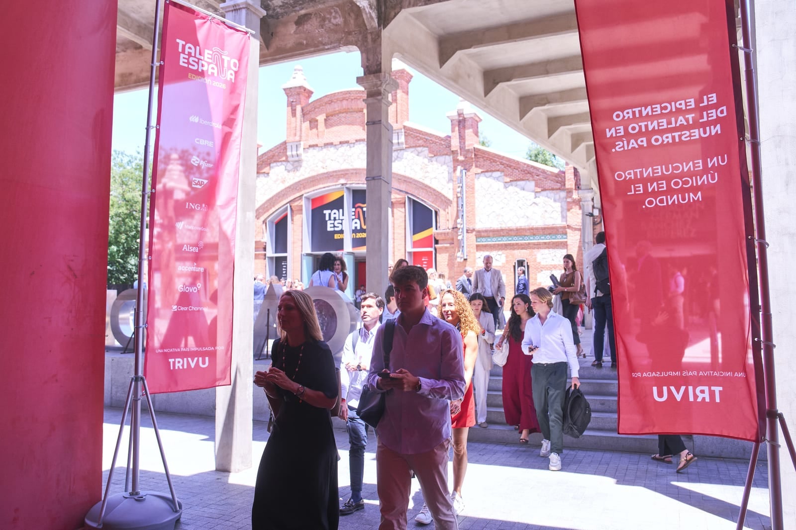 Acceso a Casa del Lector con las banderolas de TALEÑTO España y los asistentes llegando