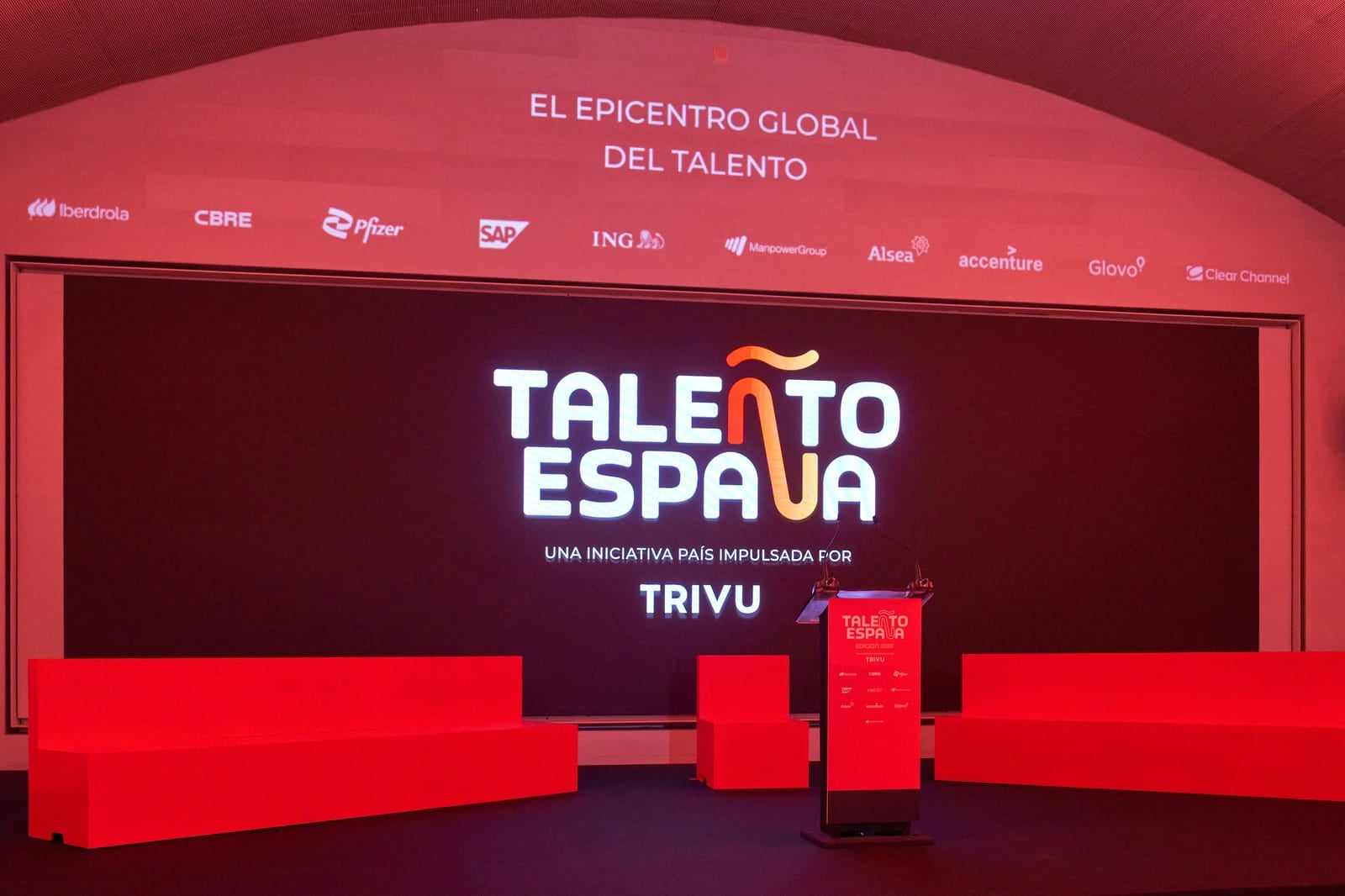 El escenario con el claim ‘El epicentro global del talento’ y los logos de las marcas impulsoras