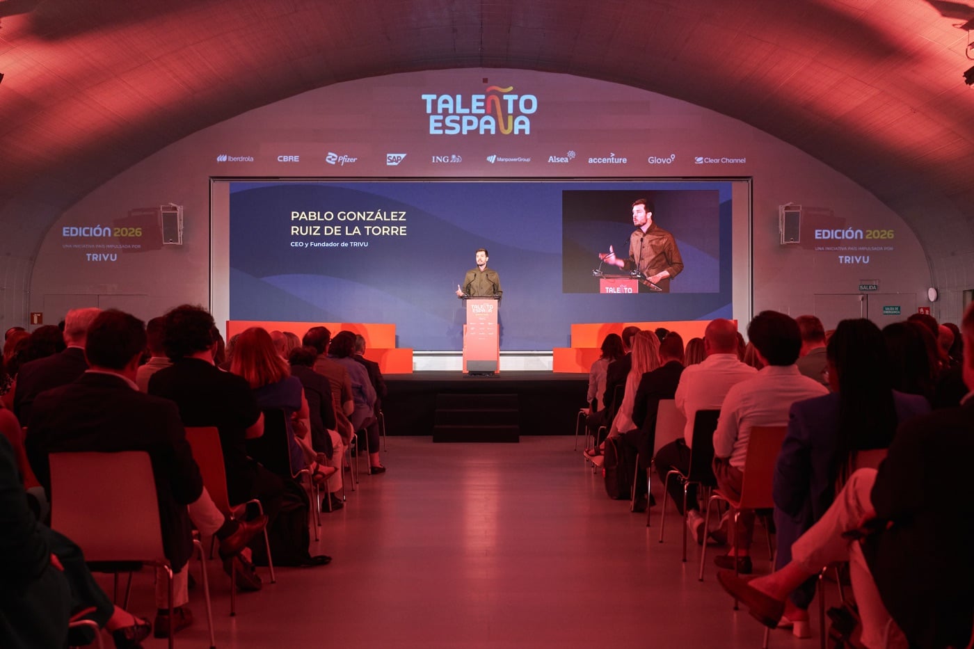 Escenario principal con el branding de la edición presidiendo la sala