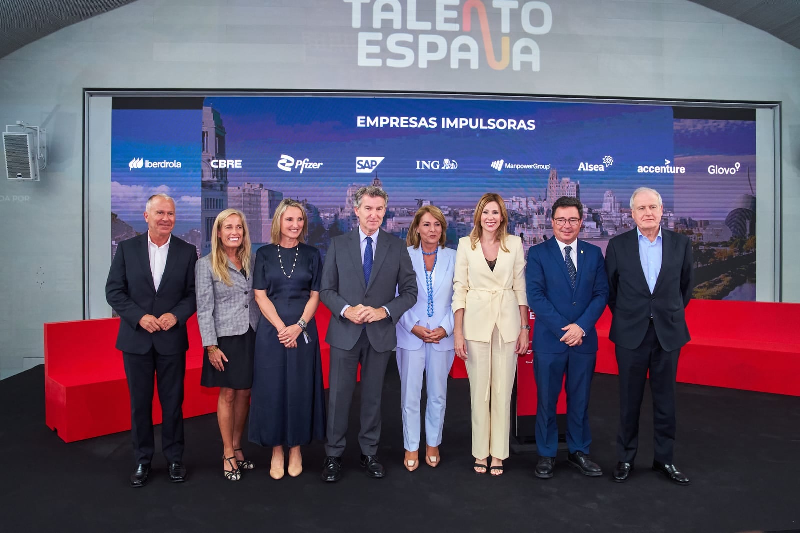 Foto de familia de las empresas impulsoras ante la pantalla de la edición 2026