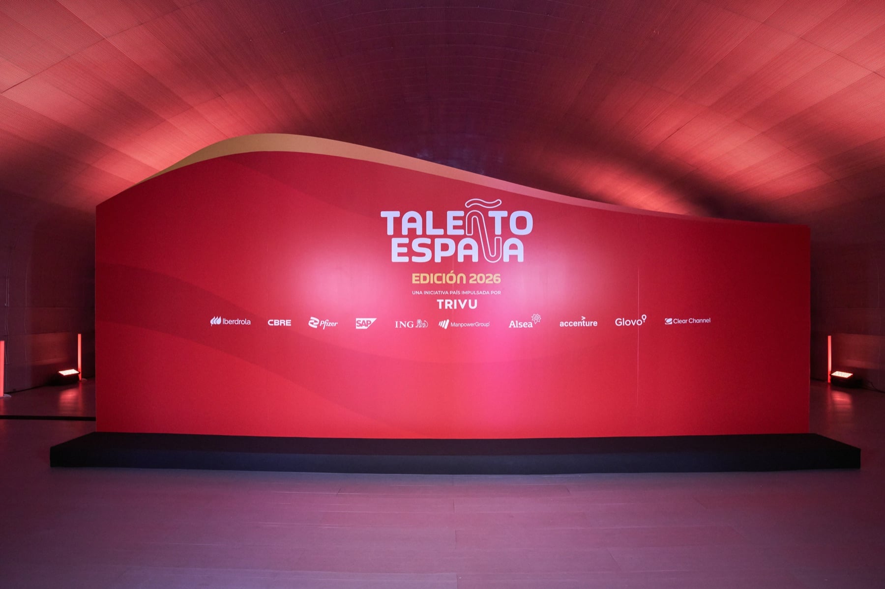 El gran photocall rojo de TALEÑTO España con las marcas impulsoras en la sala abovedada