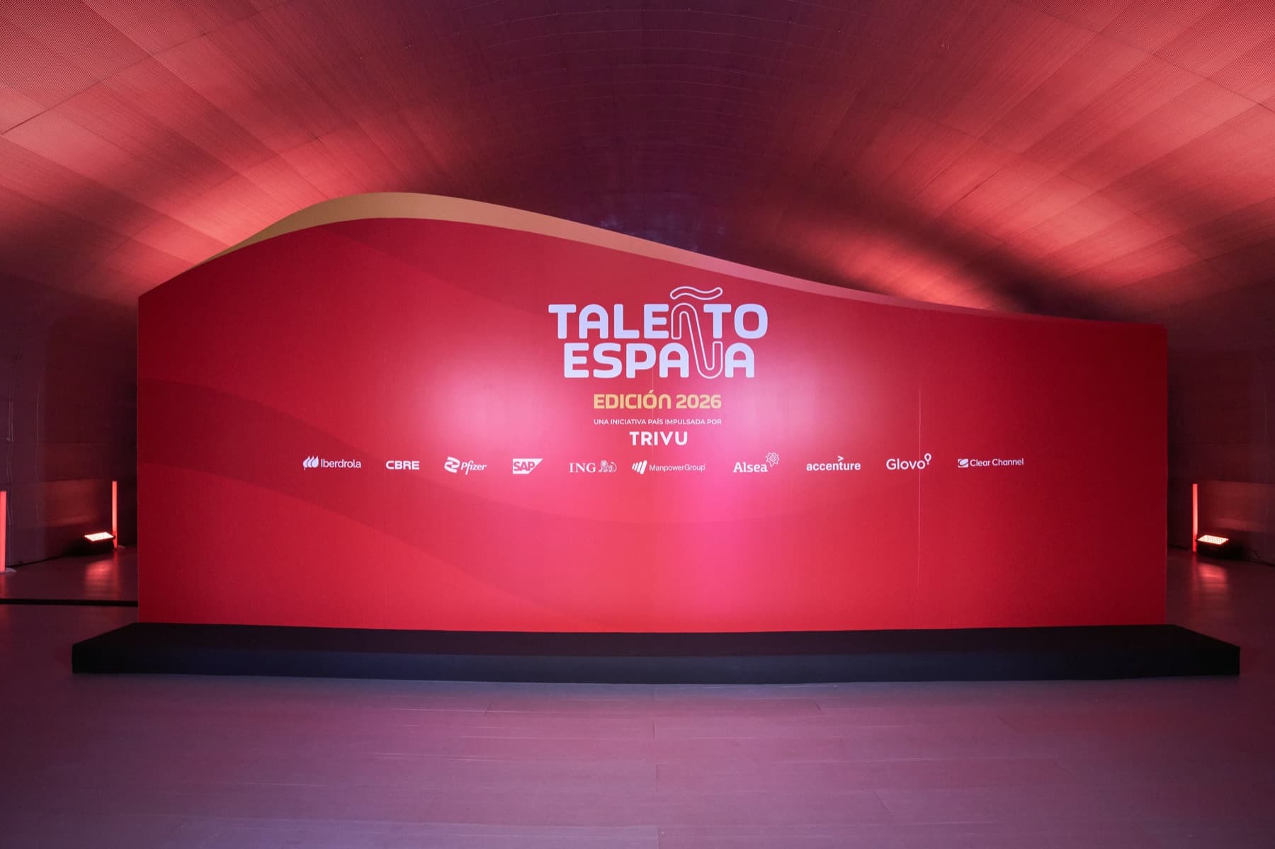 El gran photocall rojo de TALEÑTO ESPAÑA con las marcas impulsoras en la sala abovedada