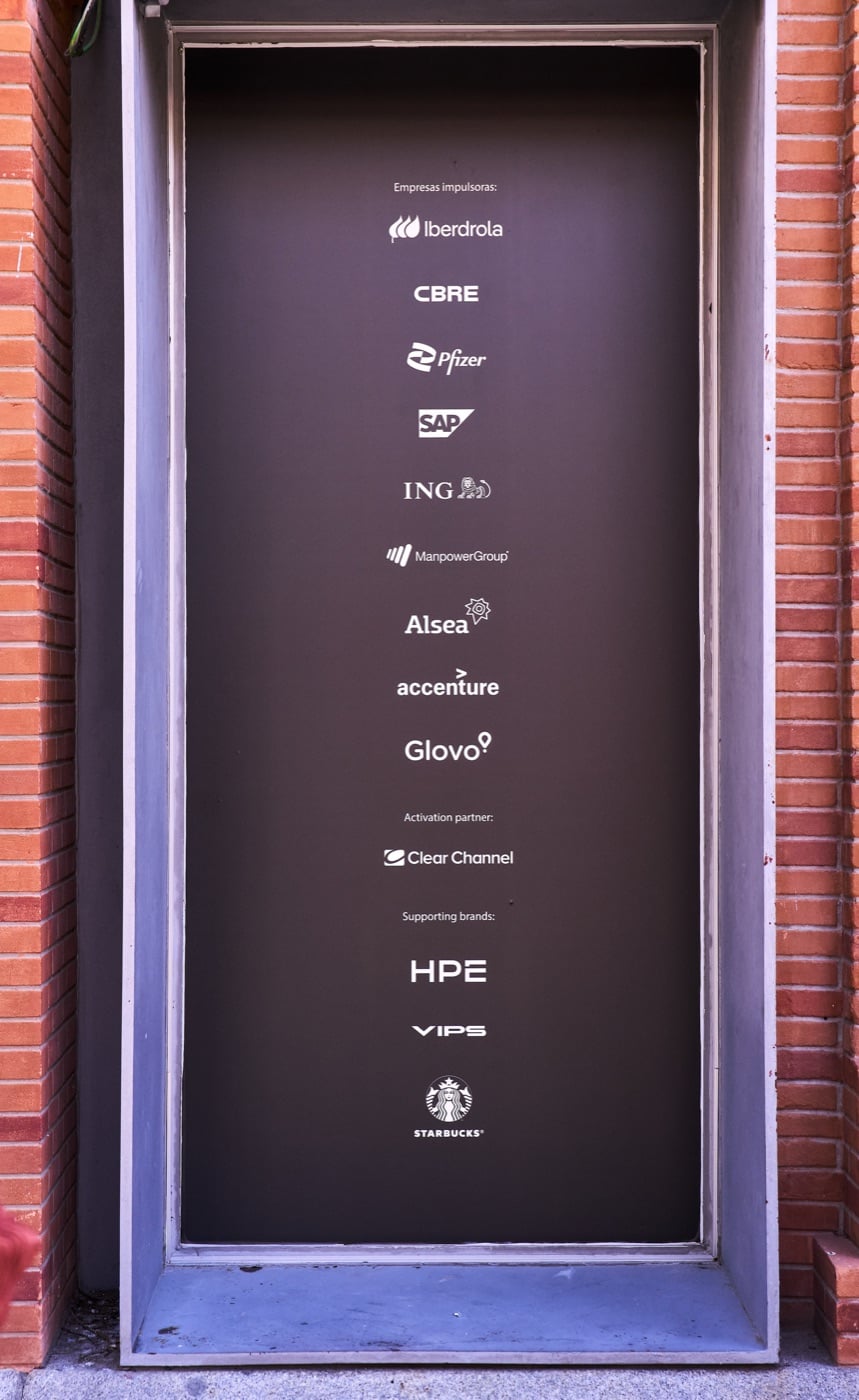 Tótem exterior con los logos de todas las marcas que impulsan la edición 2026
