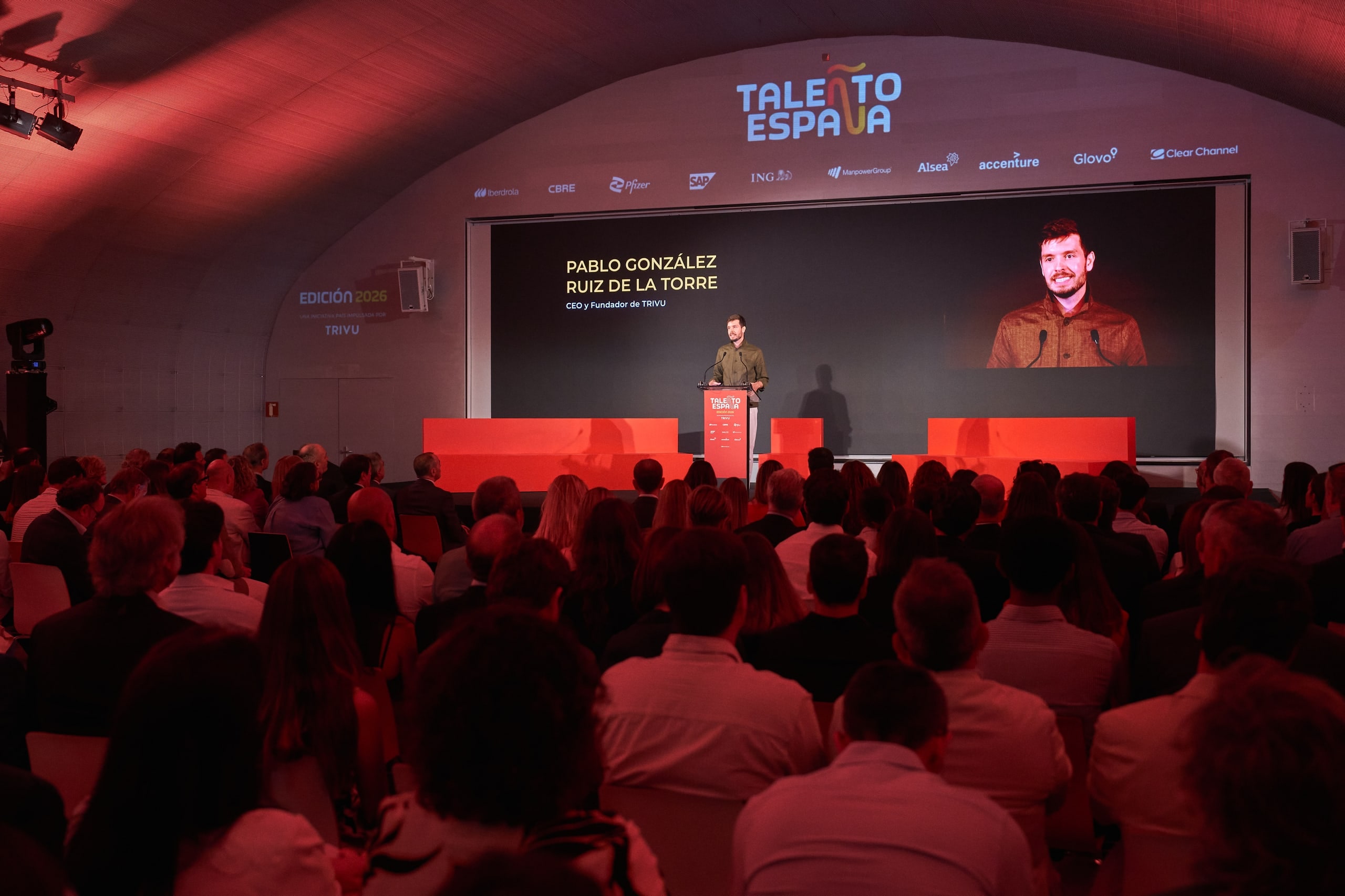 Pablo González Ruiz de la Torre, CEO y fundador de TRIVU, interviniendo en el atril ante la Casa del Lector llena durante la edición 2026