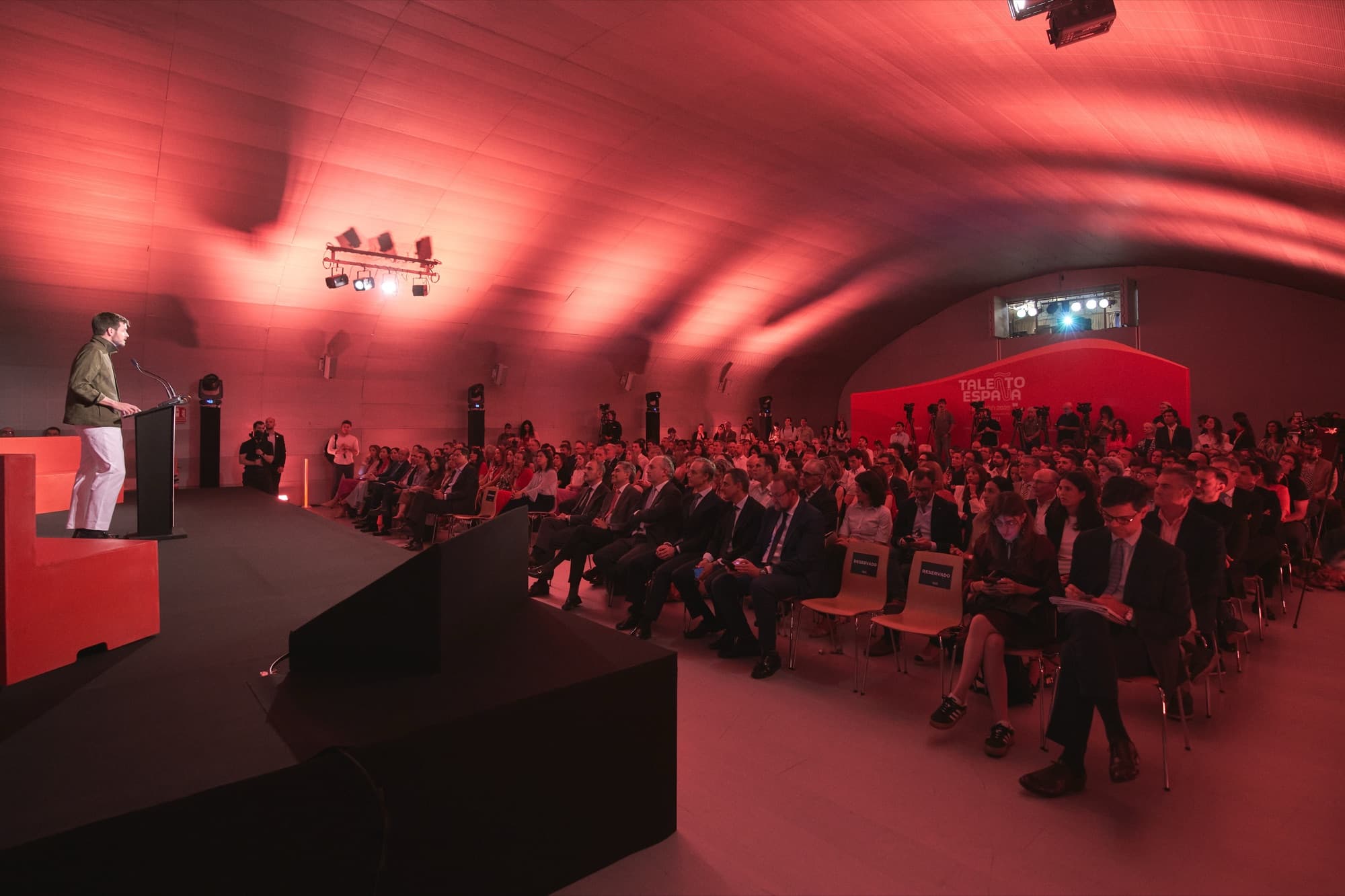 La Casa del Lector llena, teñida de rojo, durante una intervención en la edición 2026