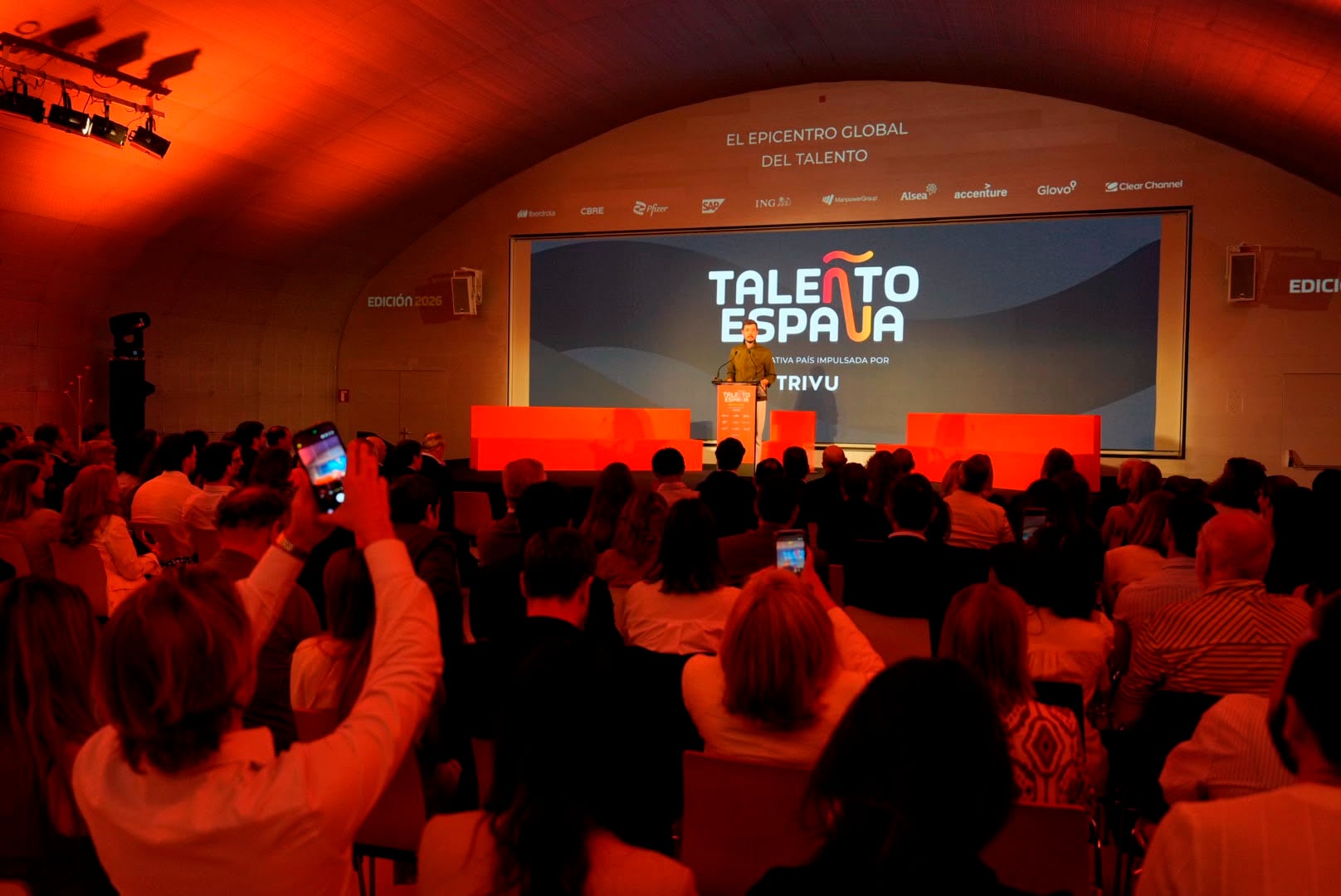 Edición 2026 de TALEÑTO España — el público siguiendo el directo con sus móviles