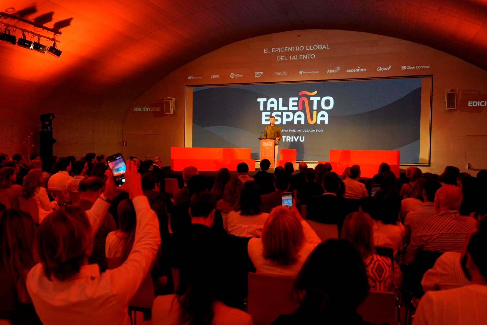 Edición 2026 de TALEÑTO ESPAÑA — el público siguiendo el directo con sus móviles